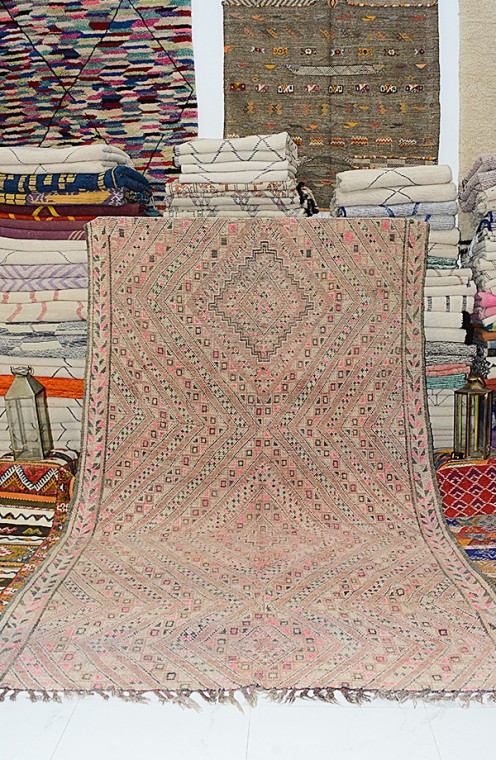 Moroccan Kilim rugs, Amazigh Vintage Rug 1054